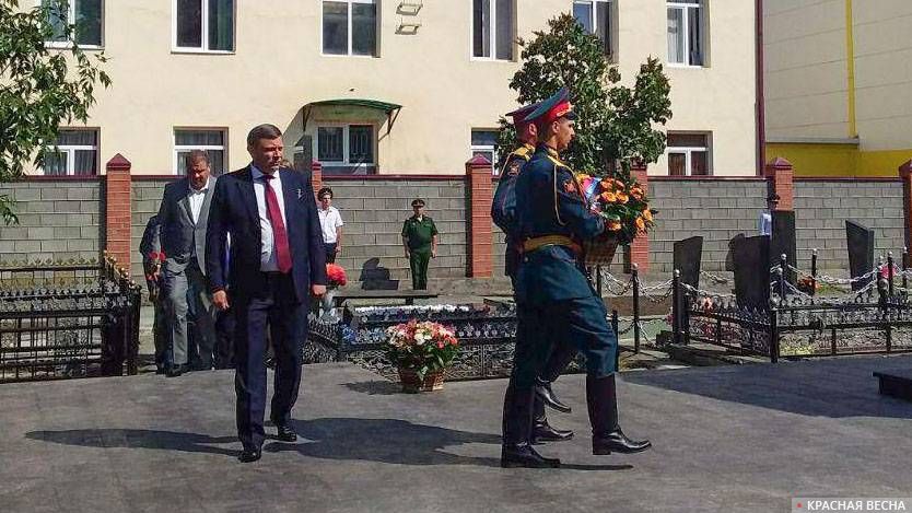 Александр Захарченко на церемонии возложения цветов к мемориалу защитникам Отечества в столице Республики Южная Осетия