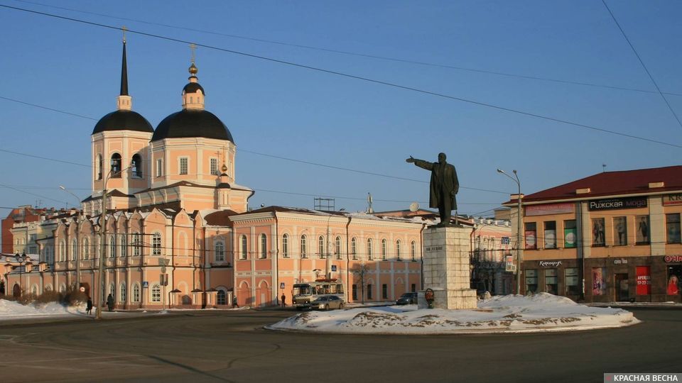 Ленин и церковь. Памятник Ленину. Богоявленский Собор. Площадь Ленина. Томск. Зима