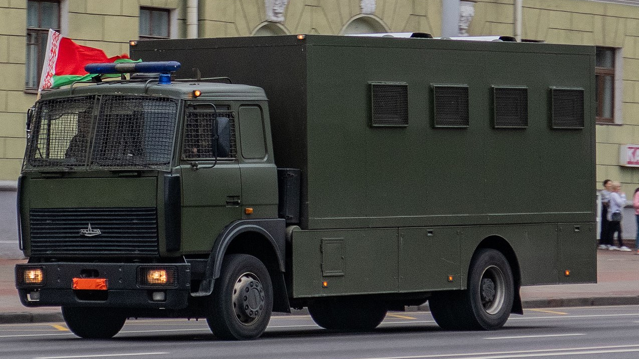 Автозак с флагом и закрытым номерным знаком. Минск, Беларусь