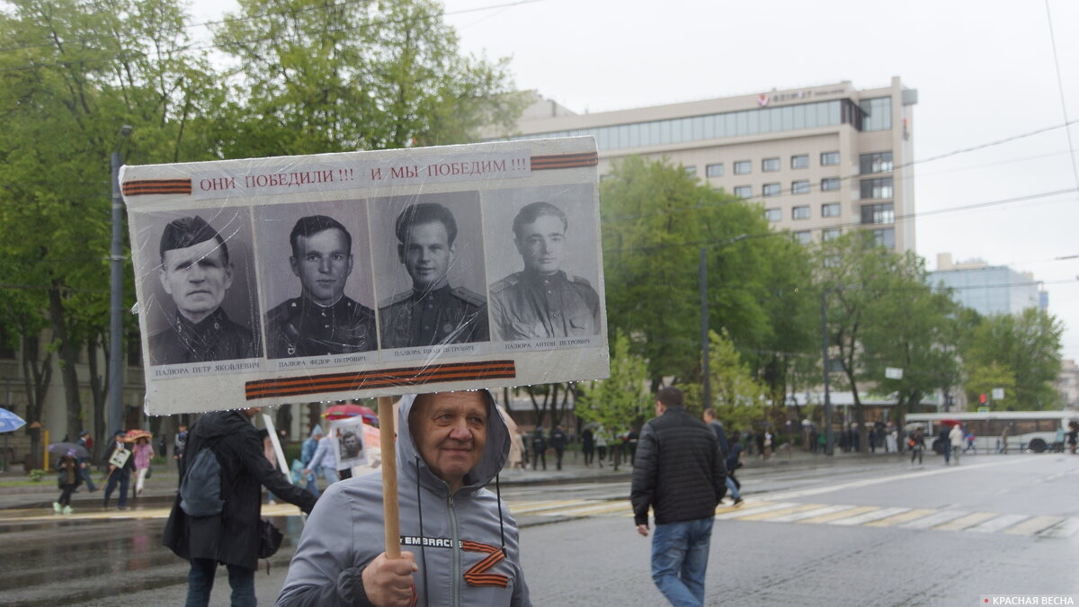 «Они победили! И мы победим!» — «Бессмертный полк» в Воронеже, 9 мая 2022 года