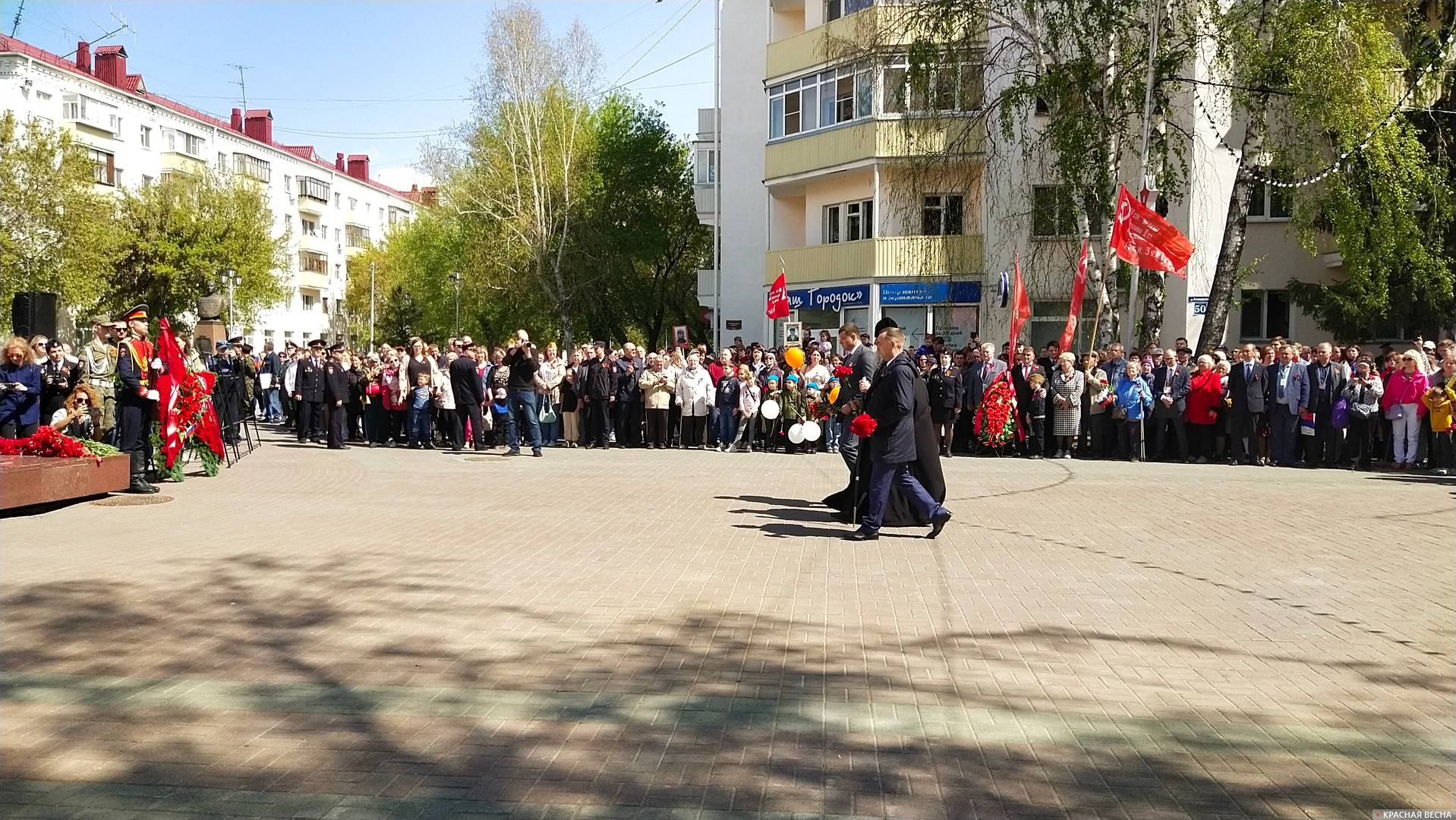 Губернатор Курганской области Вадим Шумков, митрополит Курганский и Белозерский Данииил и врио главы Кургана Антон Науменко возлагают венок к Вечному Огню