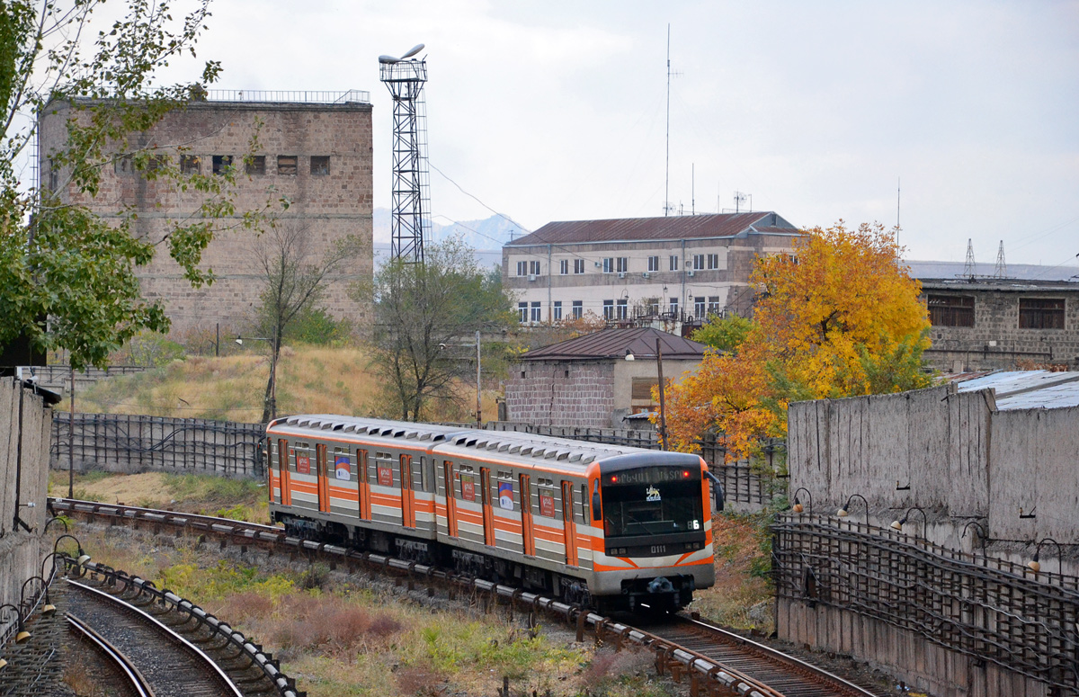 Двухвагонный состав Ереванского метро