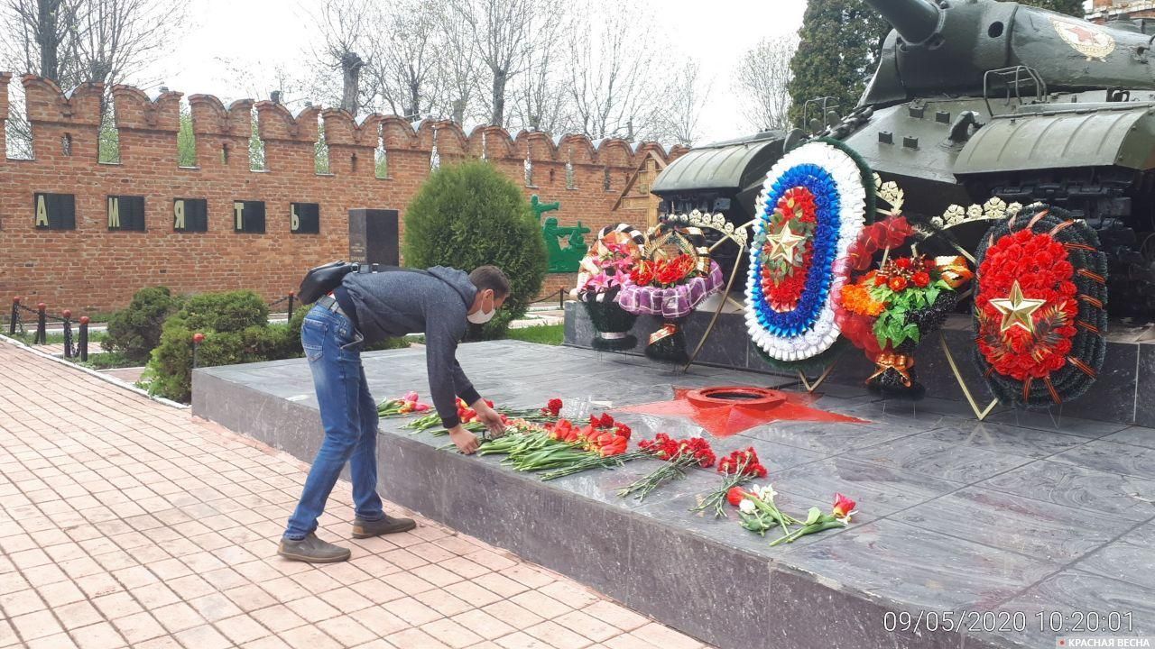 Монумент в поселке Лев Толстой Липецкой области