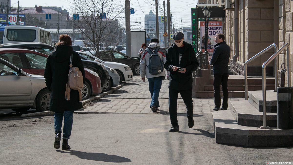 Люди на улицах в период самоизоляции