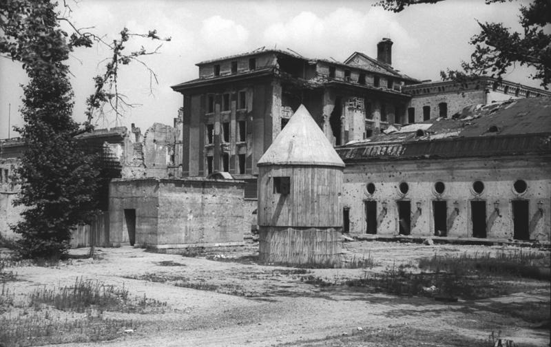 Фюрер-бункер. Берлин. 1947