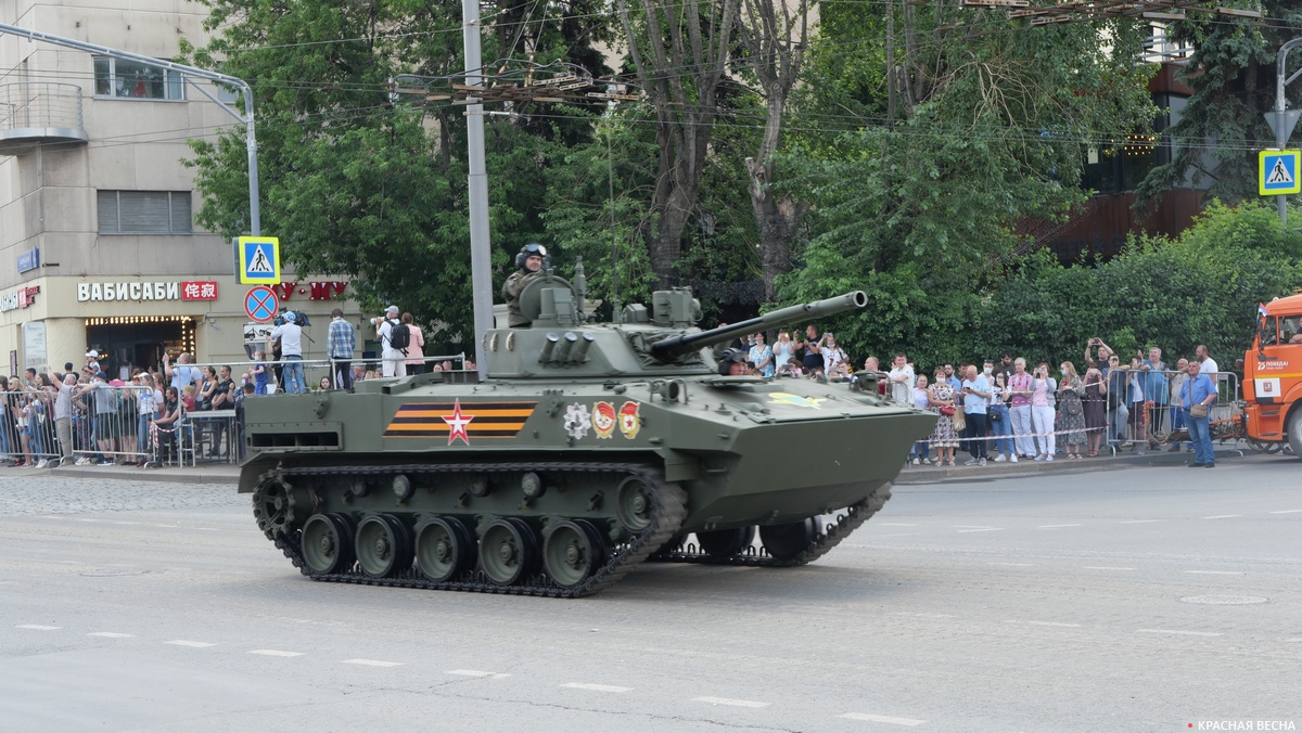 Проезд военной техники по Баррикадной улице