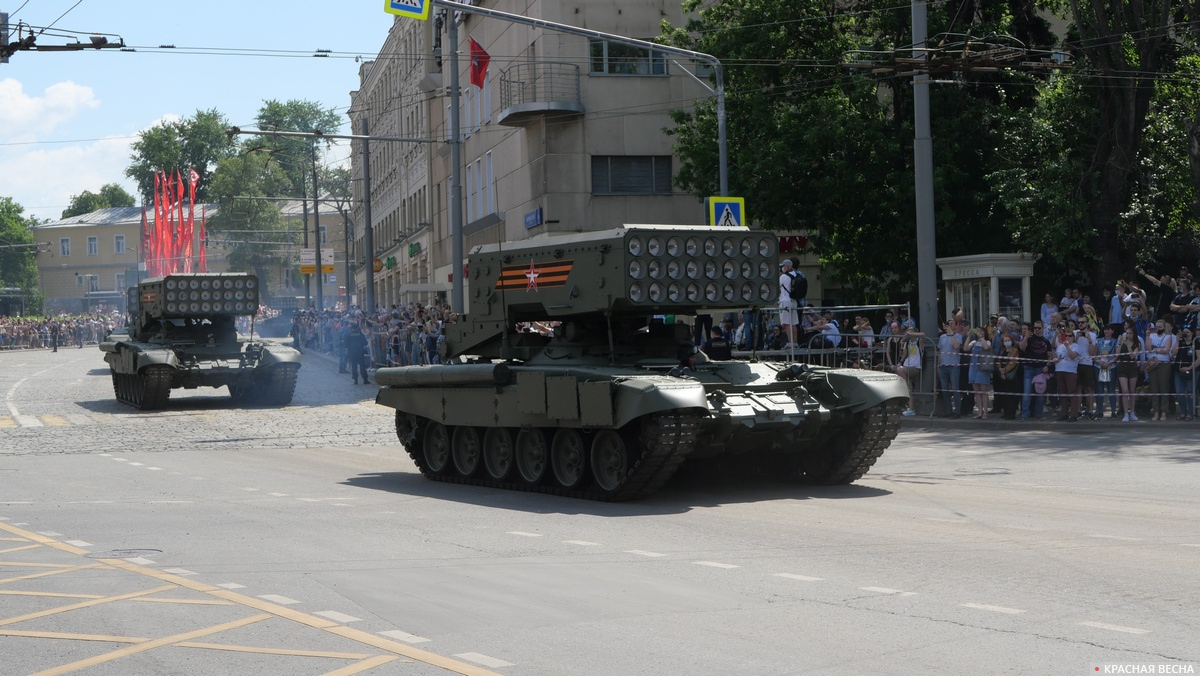 Проезд военной техники по Баррикадной улице