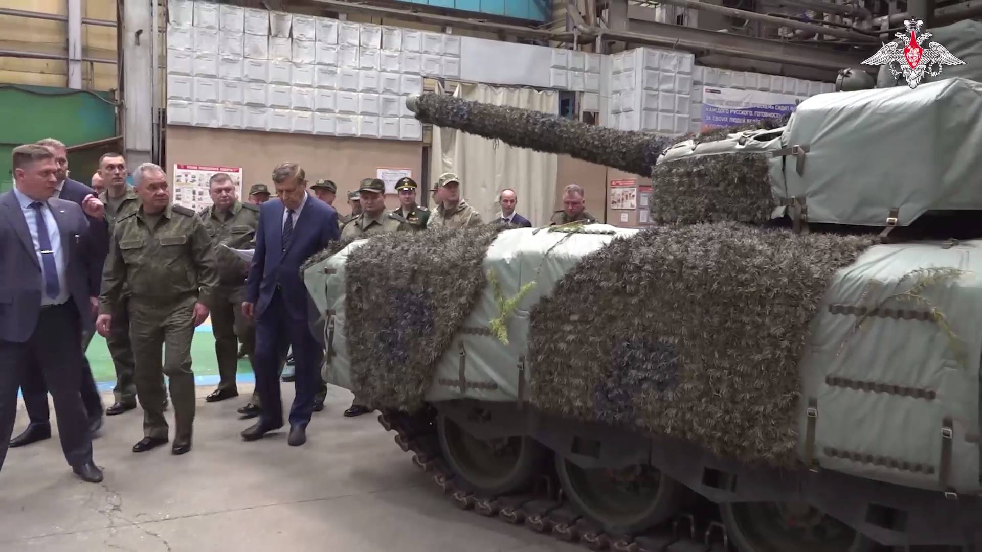 Сергей Шойгу на оборонном заводе. Омск