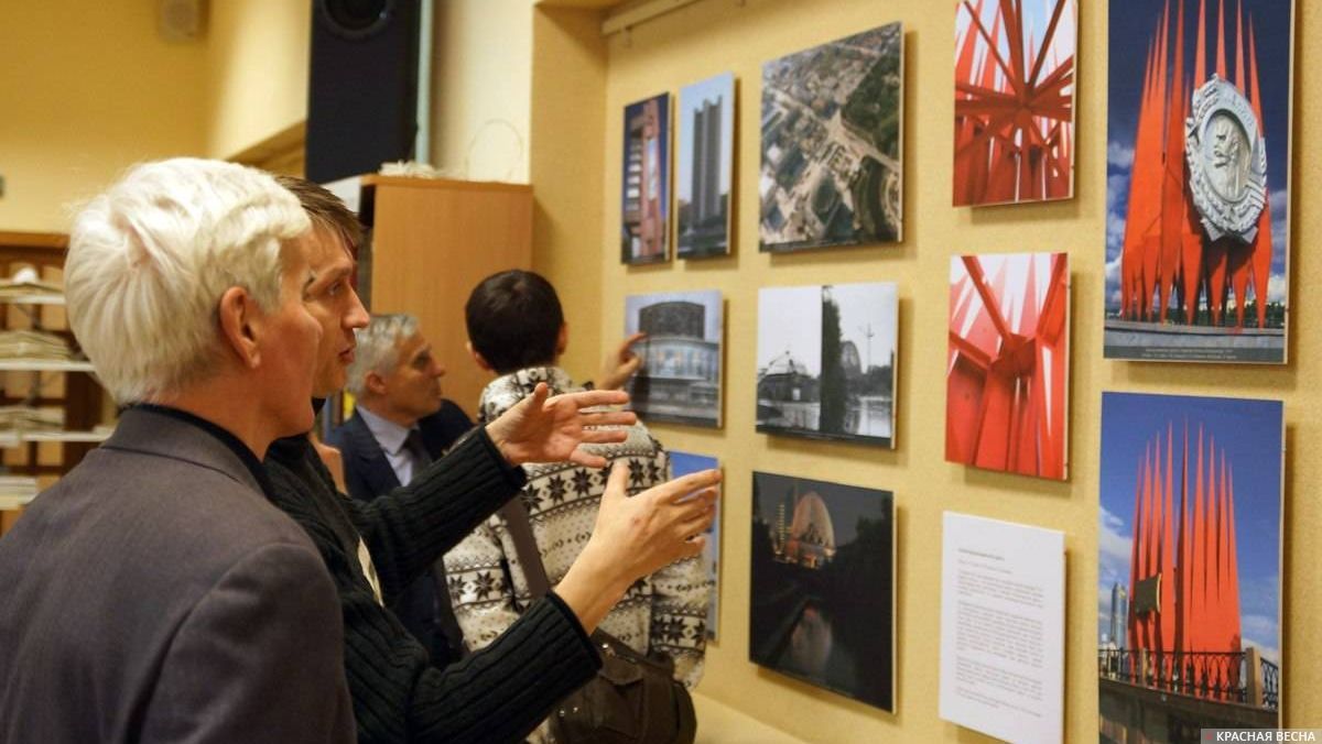 На фотовыставке «Город солнца. Архитектура коммунизма» в Архитектурной академии. Екатеринбург.