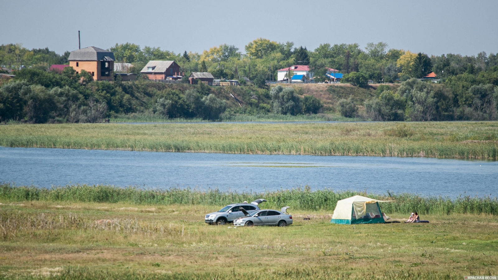 Отдых на берегу реки в деревне