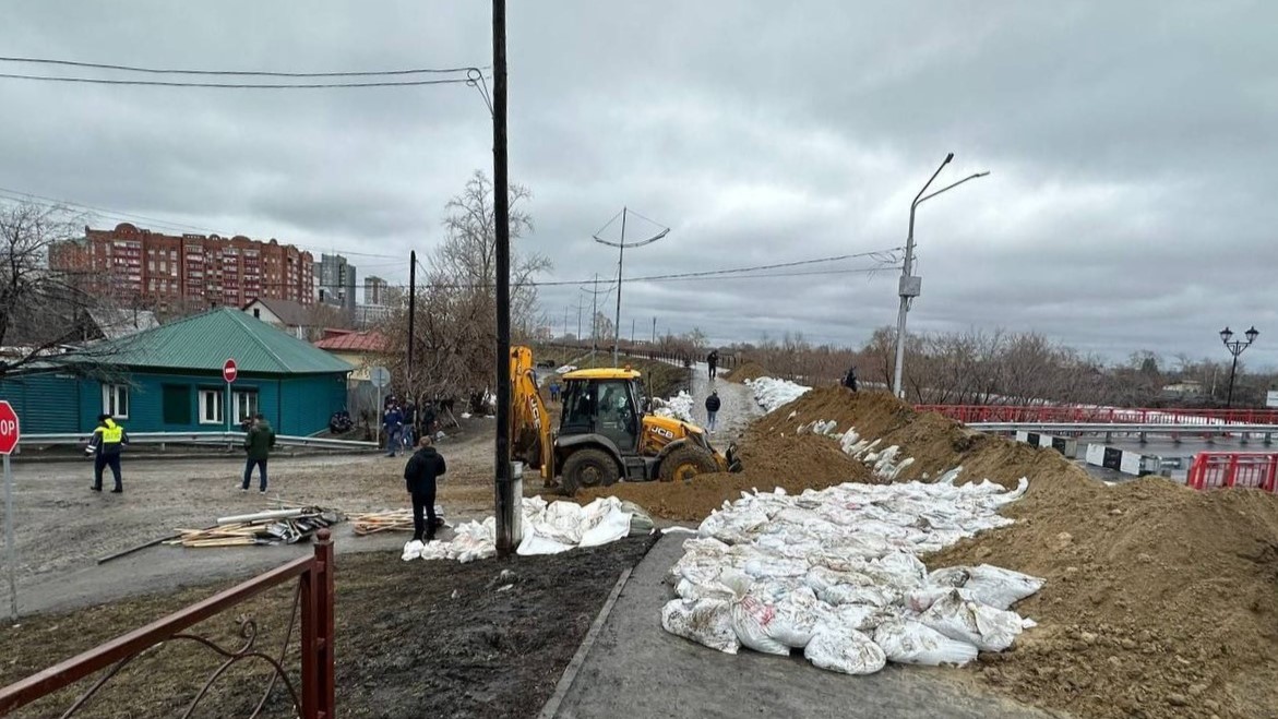 Укрепление дамбы у Кировского моста в Кургане. 9 апреля 2024 года