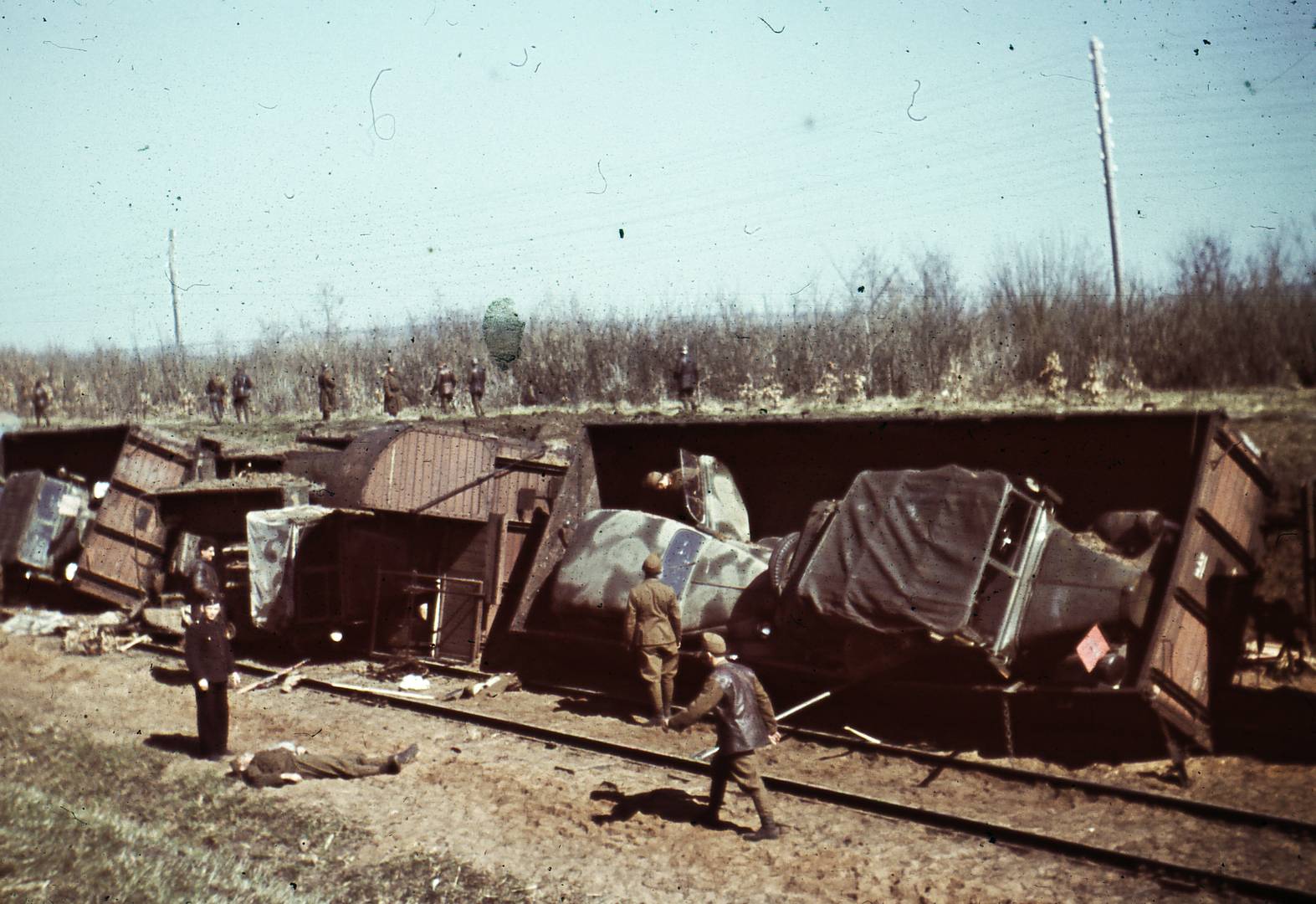 Сошедший с рельсов эшелон с техникой, 1942.