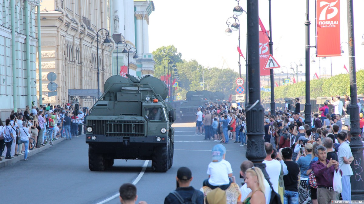 Санкт-Петербург. Дворцовая набережная. Провоз военной техники.