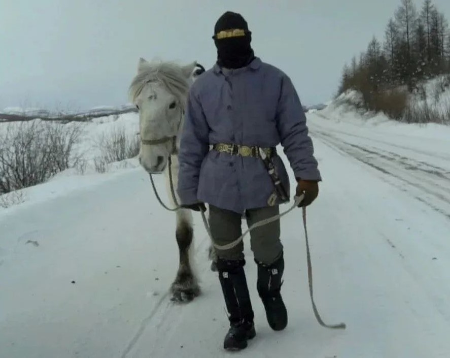 Дугуйдан в снежных очках на трассе Колыма