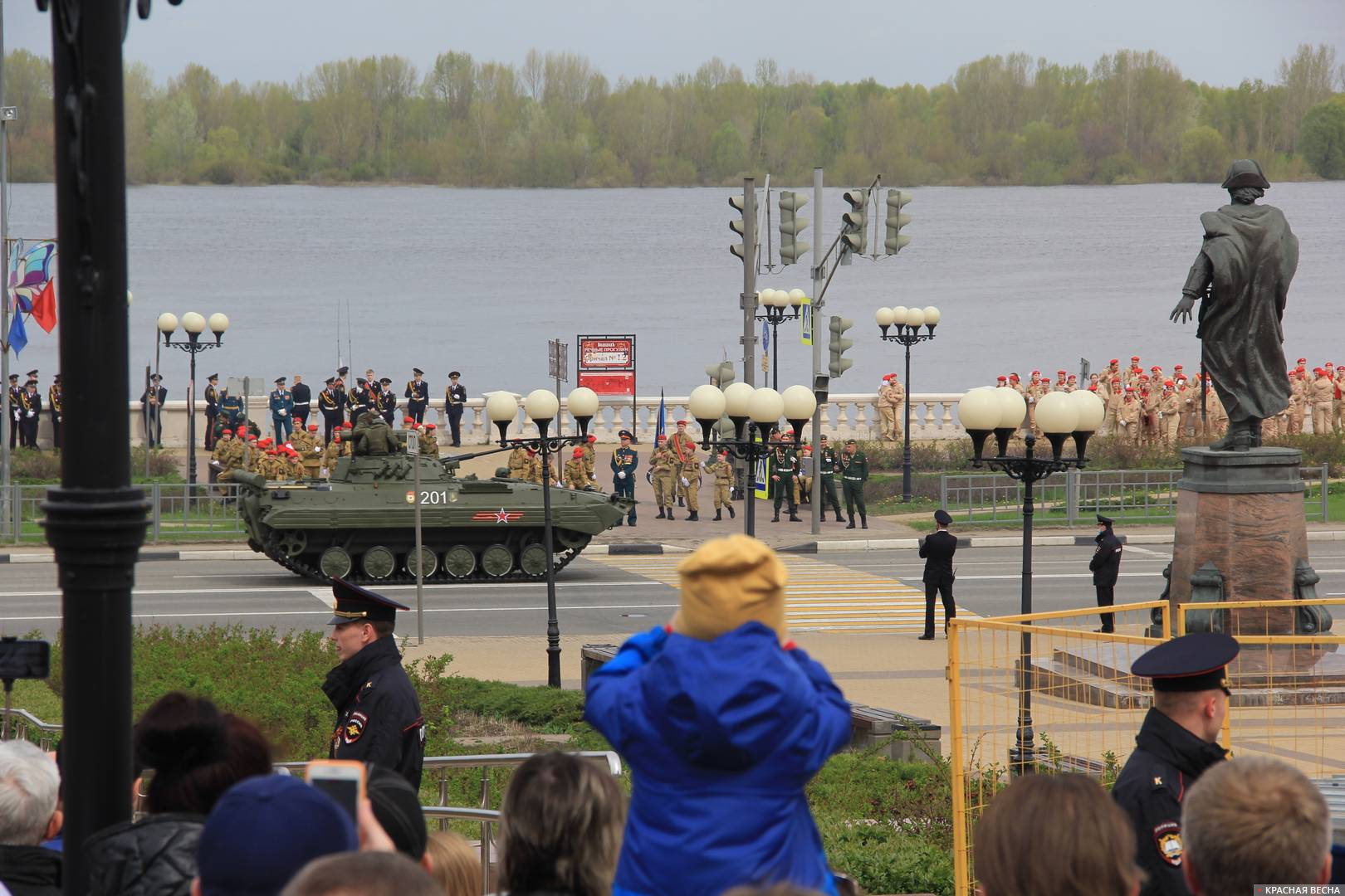 Вид на Нижне-Волжскую набережную в районе памятника Петру Первому