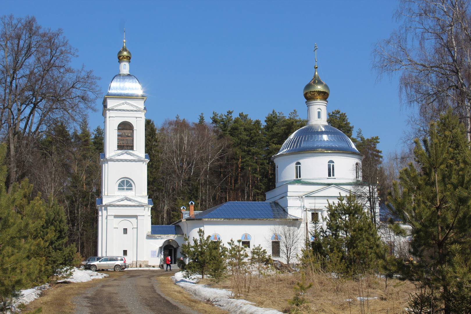 Храм Андрея Первозванного близ мемориального комплекса на месте гибели Юрия Гагарина и Владимира Серегина