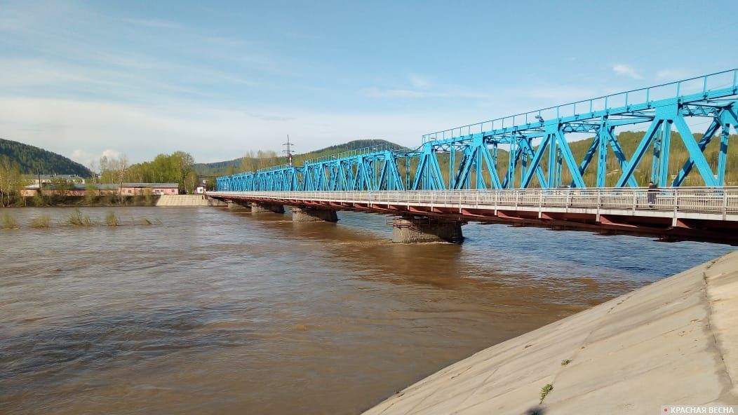 Паводок. Река Уса, приток Томи, в районе город Междуреченск 1 мая 2020 года