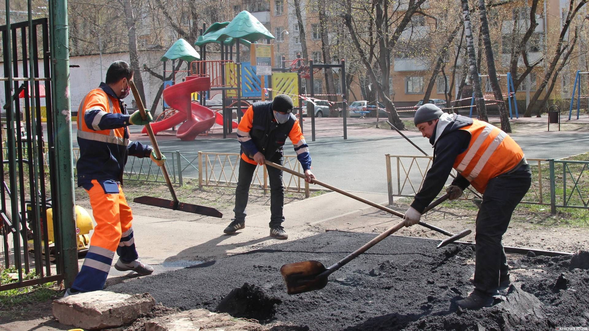 Москва, дорожные рабочие кладут асфальт