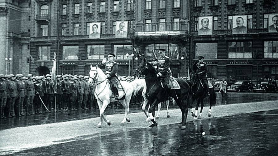 Маршалы Советского Союза Г. К. Жуков и К. К. Рокоссовский на Параде Победы на Красной площади. 24 июня 1945 года