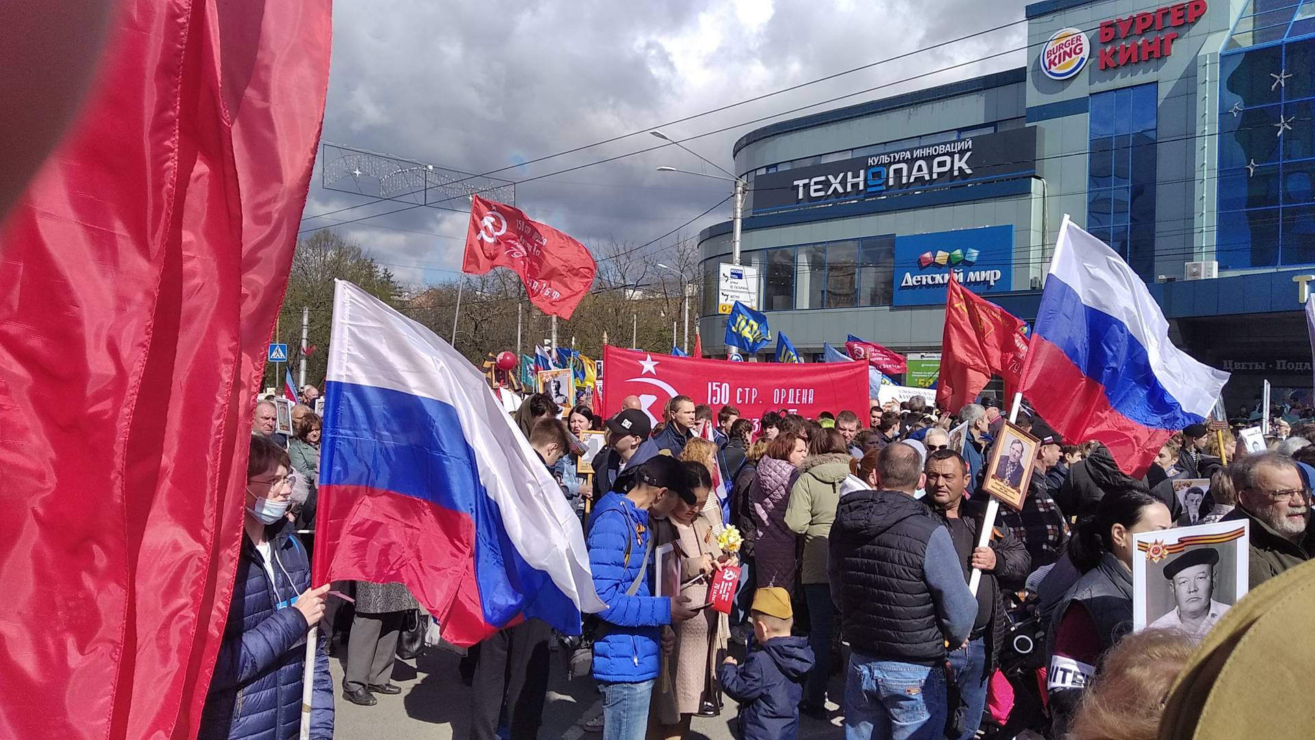 Сбор участников шествия «Бессмертный полк» вблизи сквера Мира, Калуга