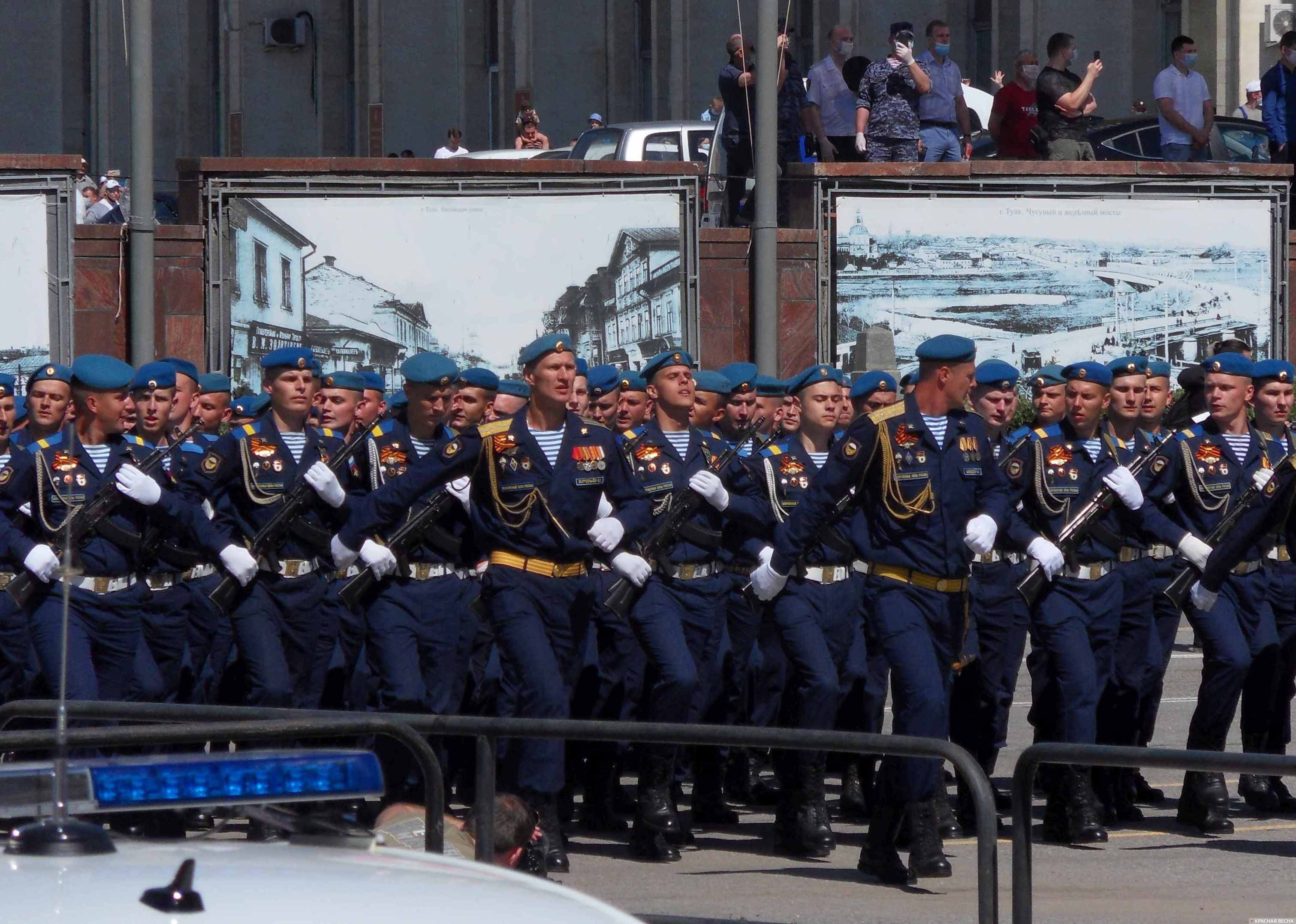 Торжественный марш по площади Ленина в Туле