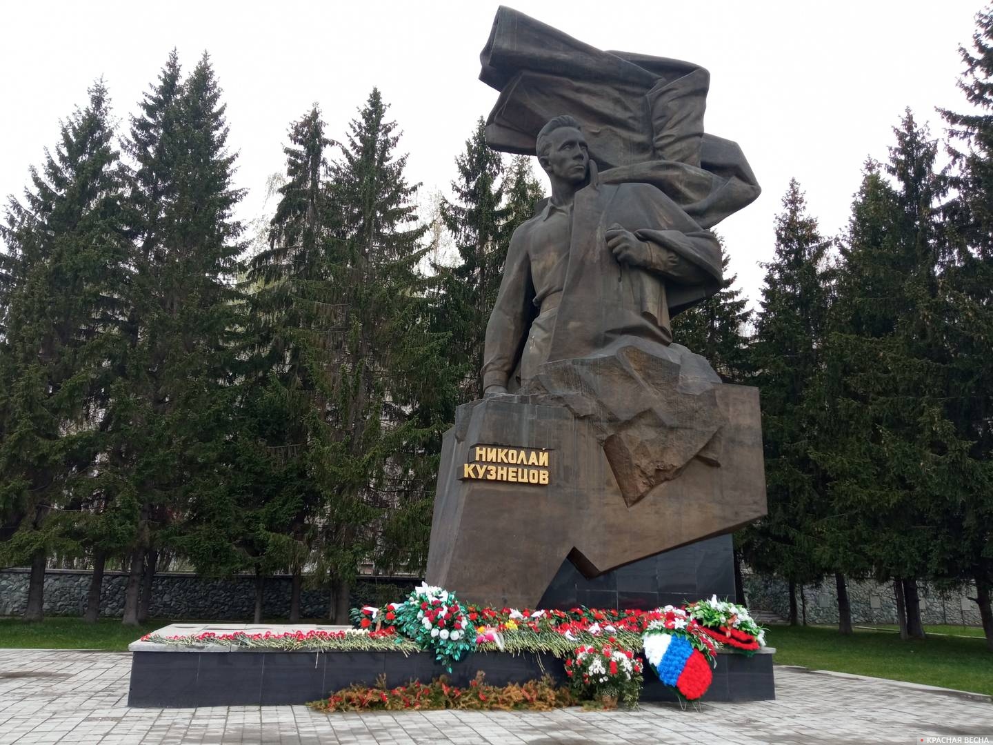 Памятник разведчику Н. И. Кузнецову на площади перед Дворцом культуры Уралмашзавода