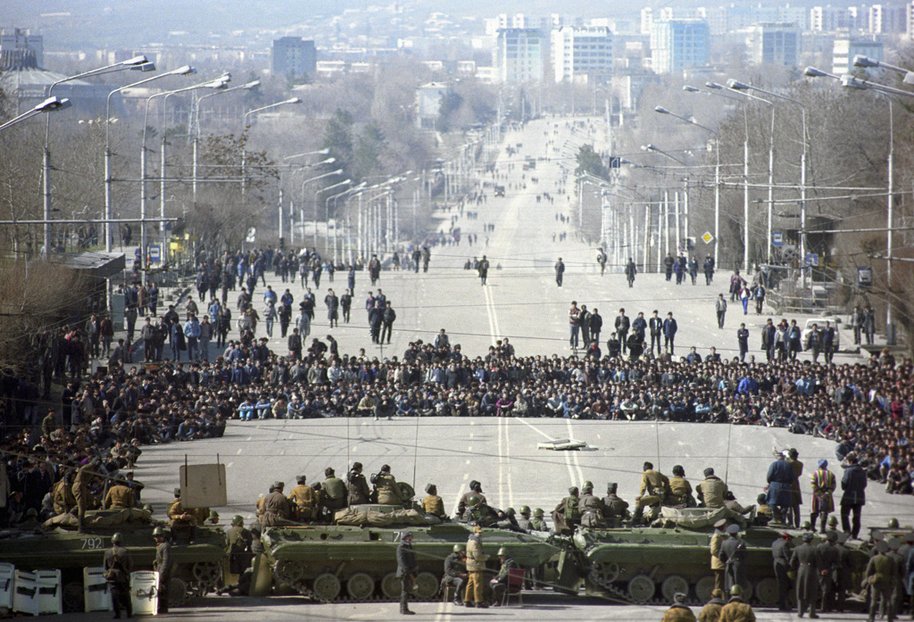 Бронетехника на проспекте Ленина. Таджикистан. Душанбе. Февраль 1990