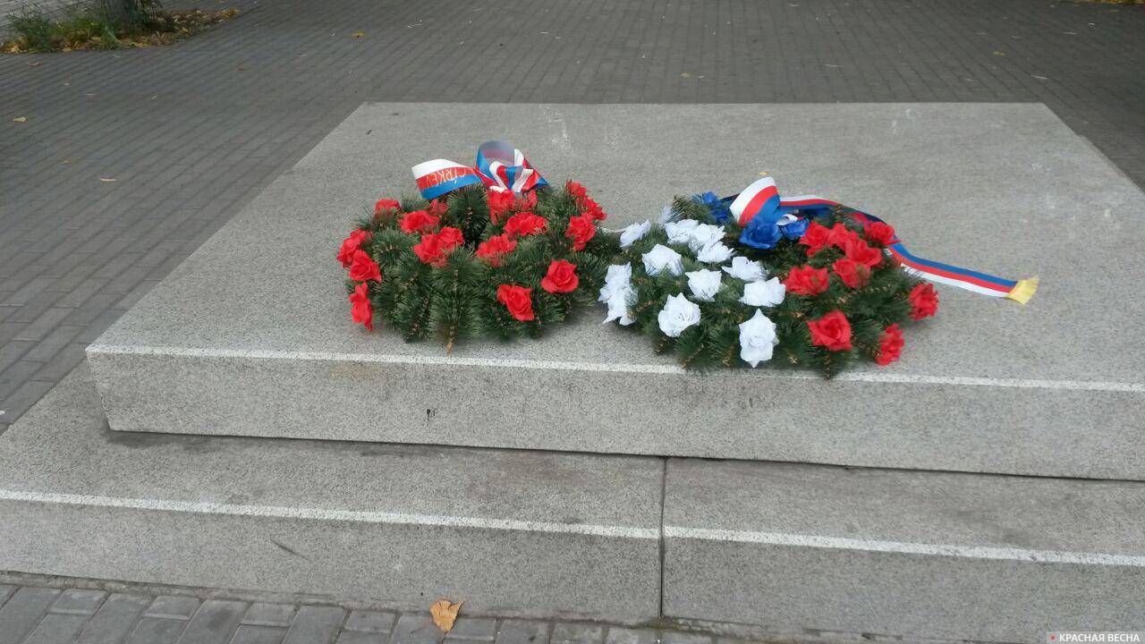 Возложение цветов на месте, где мог бы быть памятник белочехам в Самаре