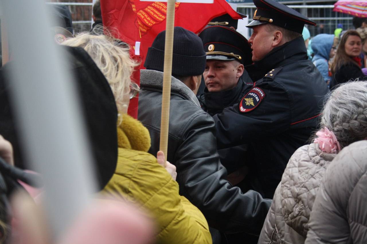 Полиция запрещает Знамя Победы