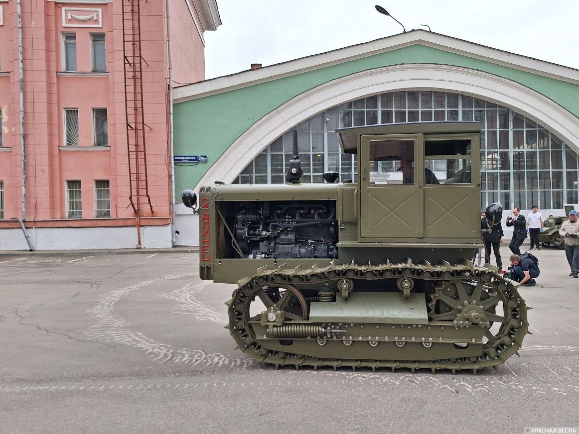 Советский артиллерийский тягач «Сталинец С-65» в движении