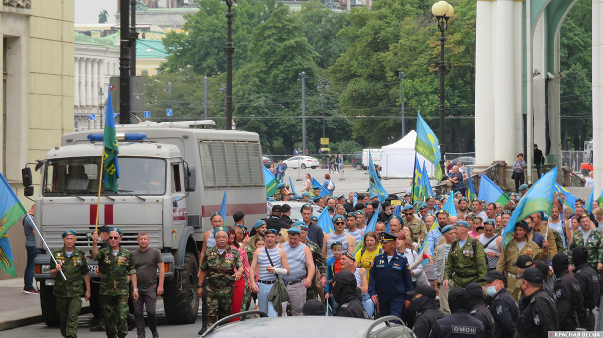 Санкт-Петербург. Начало шествия десантников в день ВДВ. 02.08.2021