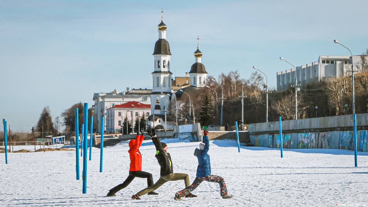 Спортсмены на городском пляже Архангельска. Апрель 2020 года