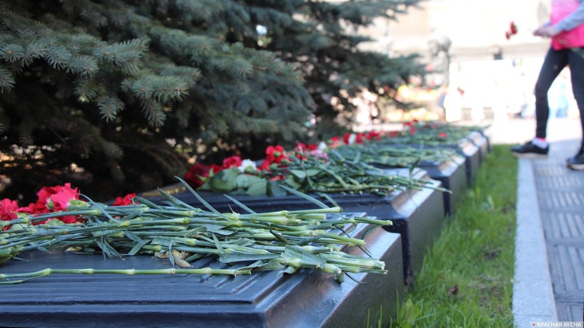 Санкт-Петербург. Цветы на мемориале на площади Победы.