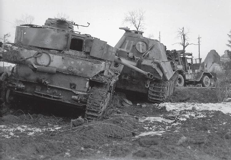 Подбитые немецкие танки «Пантера». Фото 1945 года