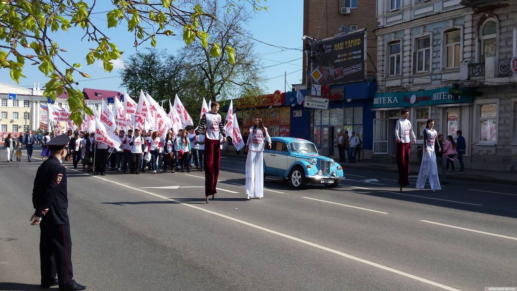 Колонна КПРФ под белыми флагами.