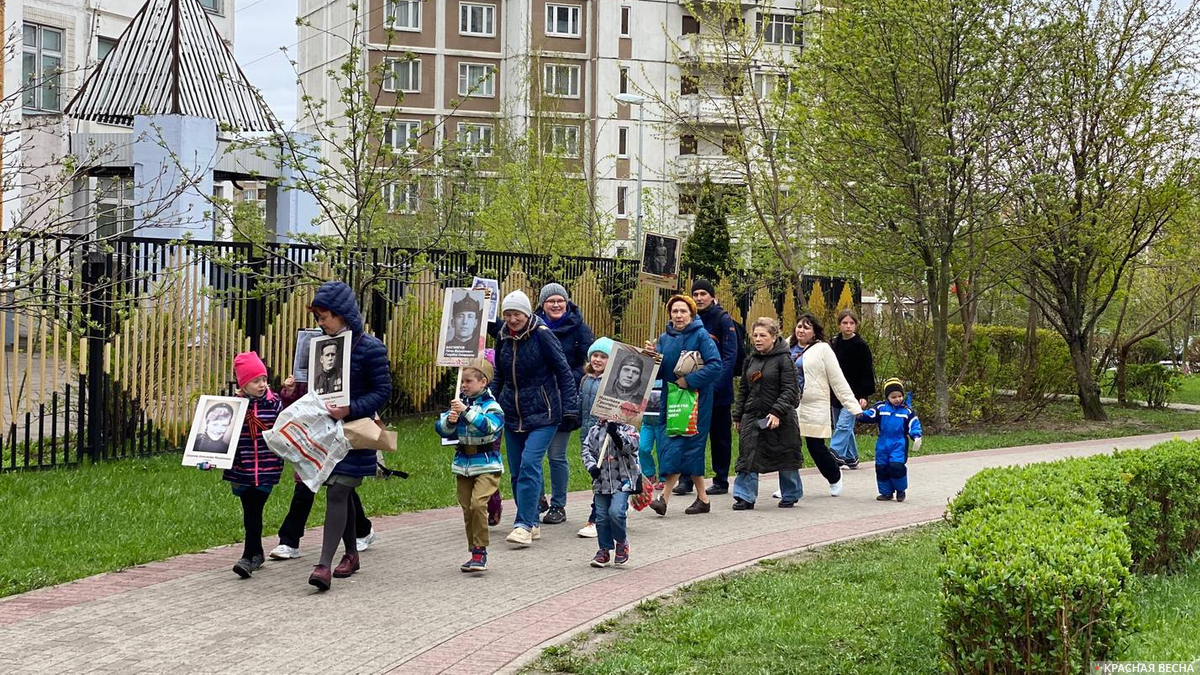 Москва. Район Митино. Шествие участников семейного клуба «Солнечный круг» с портретами воевавших предков