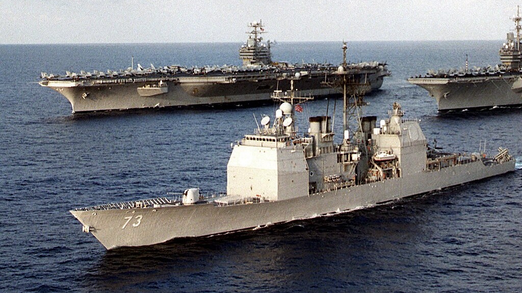 Крейсер типа «Тикондерога» USS Port Royal (CG-73) и авианосцы USS Nimitz (CVN-68) и USS Independence (CV-62)