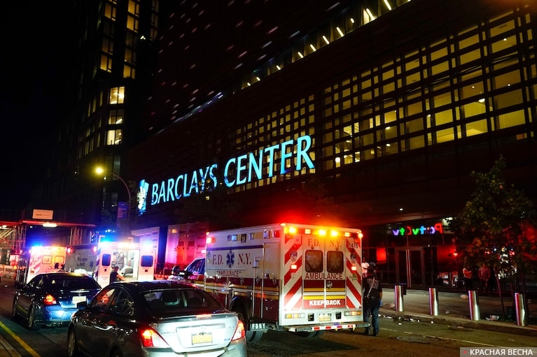 Машины скорой помощи у Barclays Center в Нью-Йорке после поединка