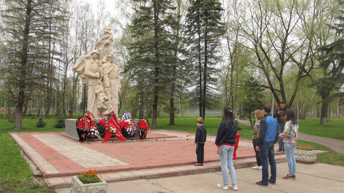 город Хотьково. Памятник погибшему солдату