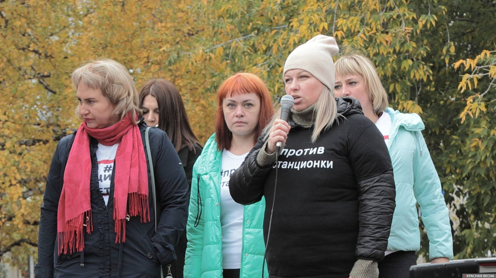 Выступление родителей на митинге в Барнауле