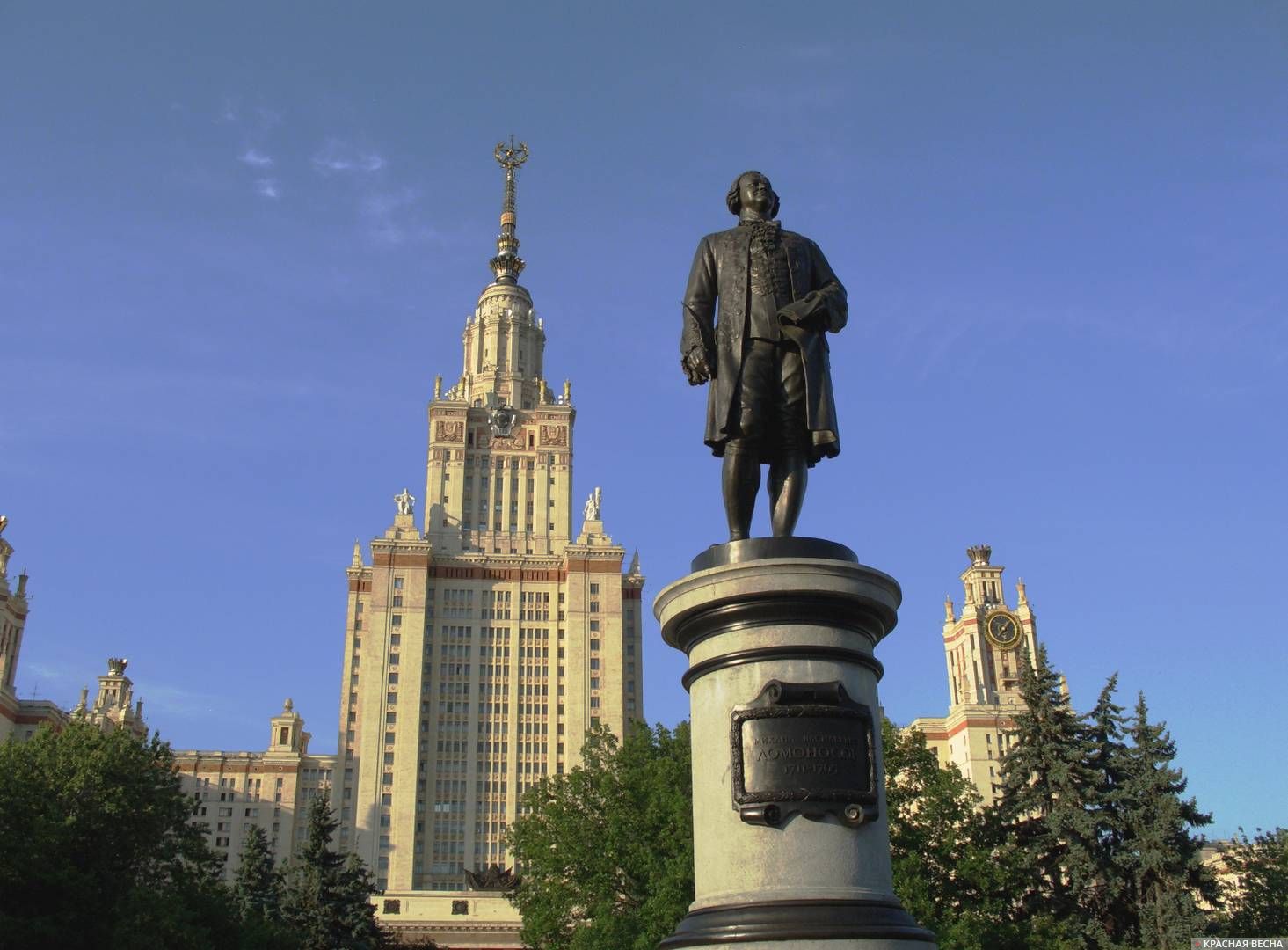 Памятник М. В. Ломоносову. МГУ. Москва