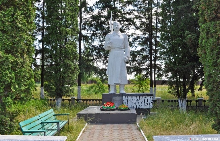 Скульптура «Солдат с винтовкой за спиной».  село Клюква, Курская область.