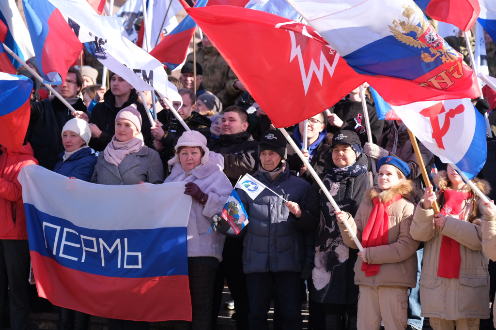 Митинг в Перми в поддержку российской спецоперации по защите жителей Донбасса и в честь годовщины воссоединения Крыма с Россией