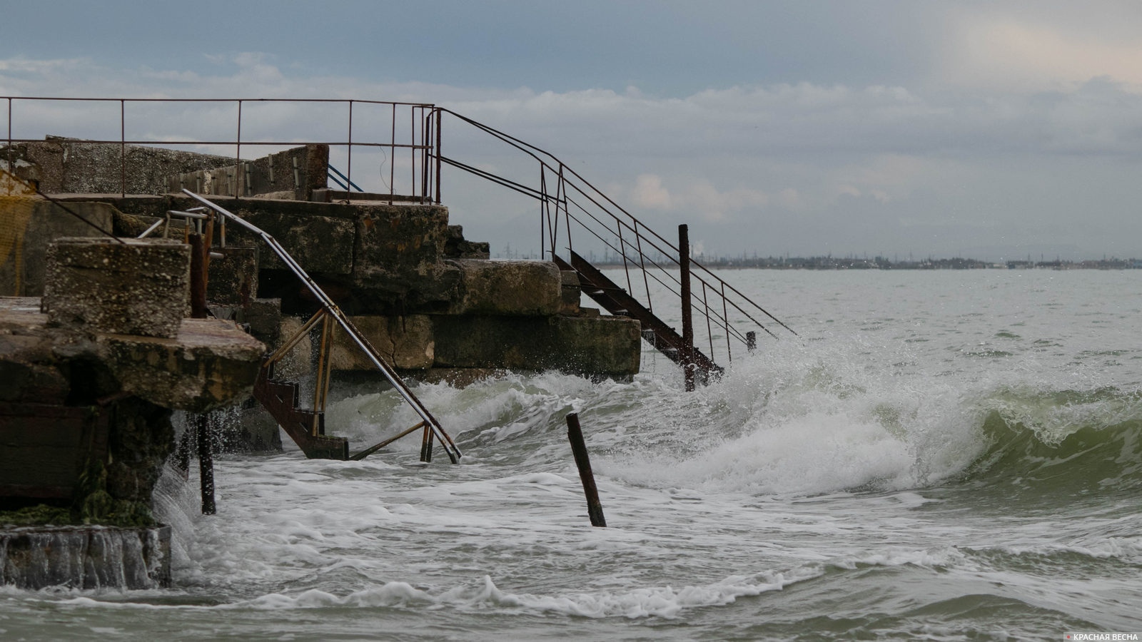 Волны на Черном море. Евпатория, Крым