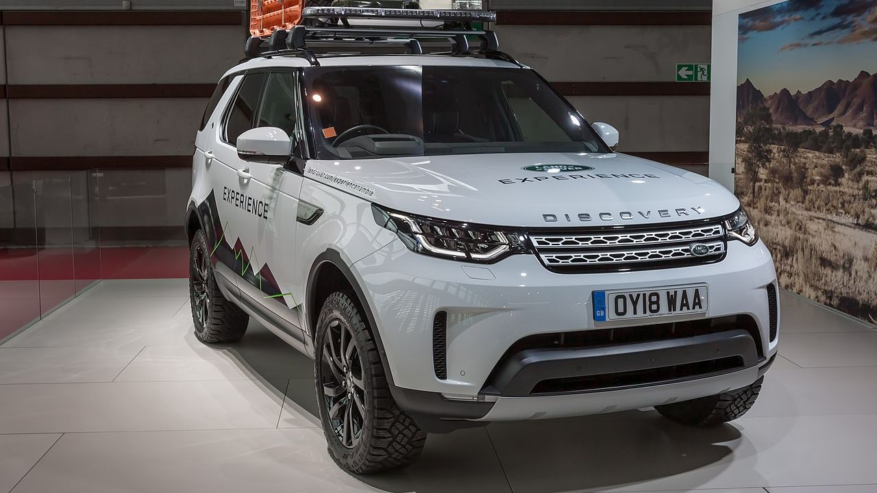 Jaguar Land Rover в автосалоне