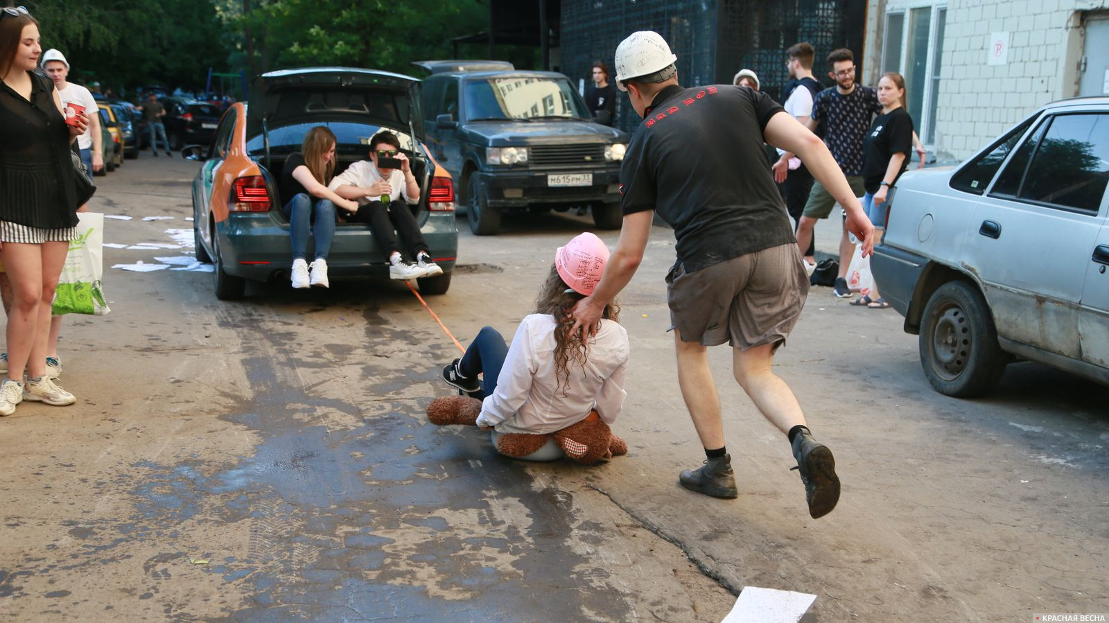 С группой поддержки