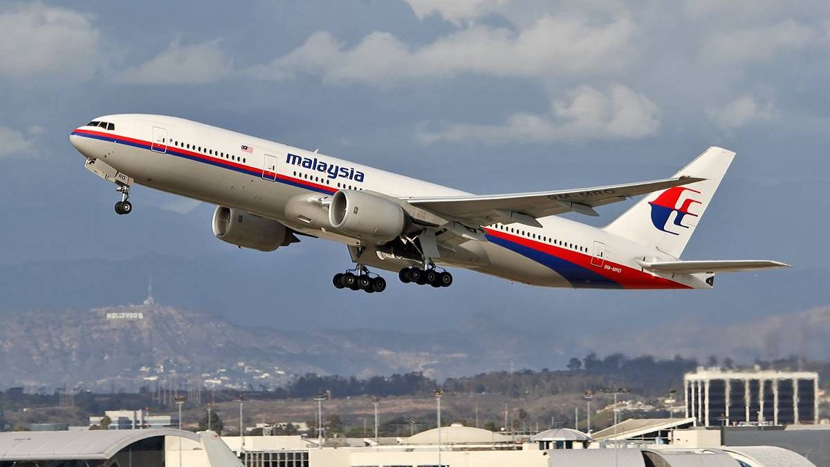 Взлёт самолета Boeing 777 авиакомпании Malaysia Airlines