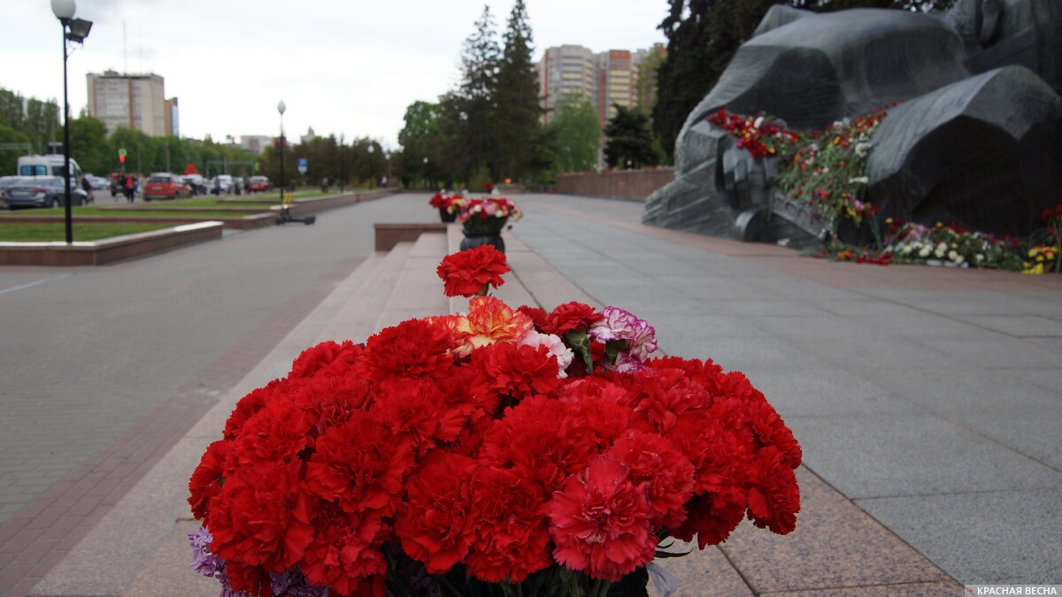 Импровизированные вазы, Мемориальный комплекс 