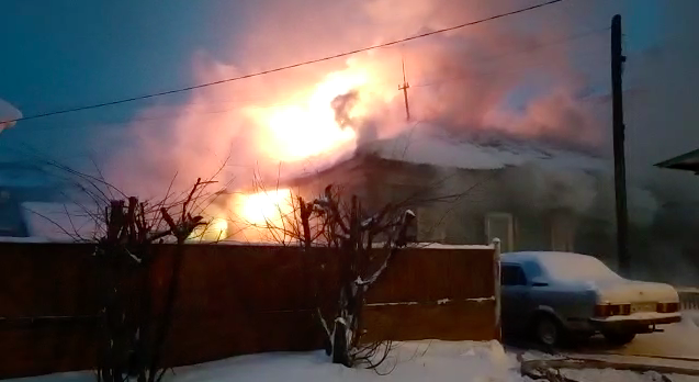 Пожар в деревянном доме в Томске