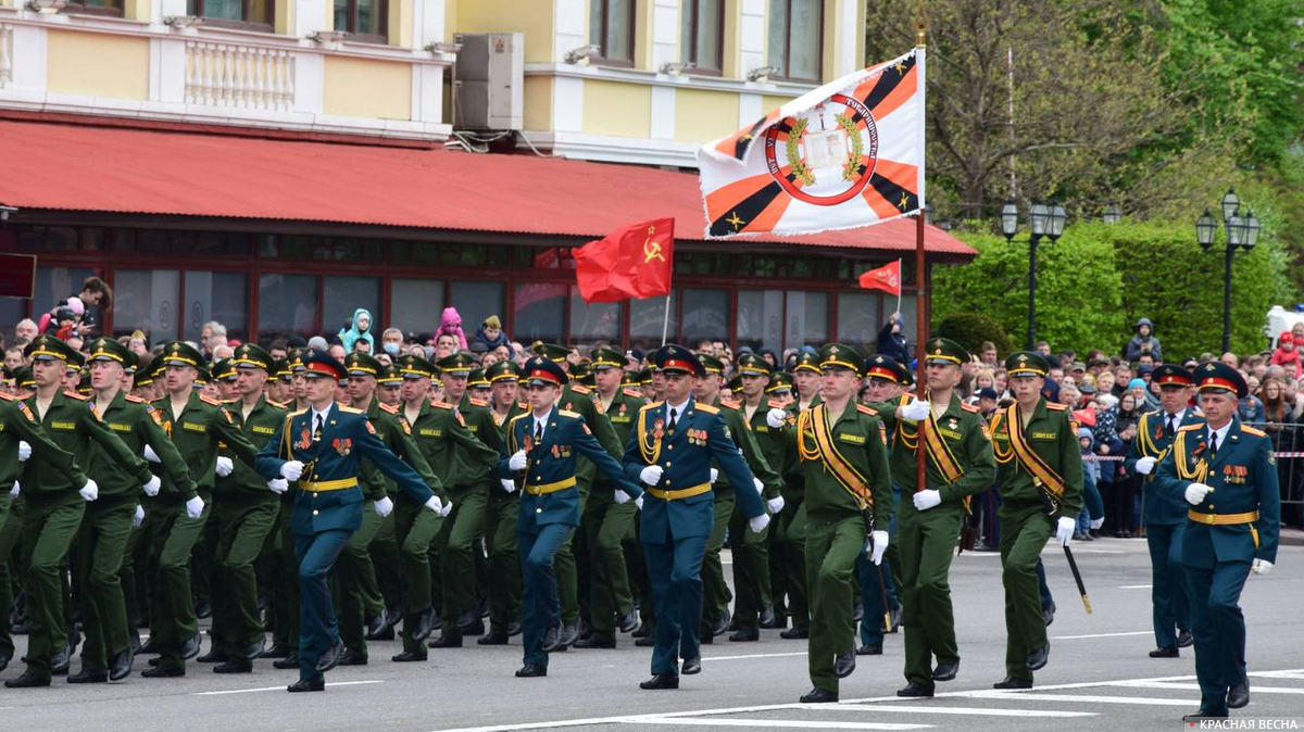 Военнослужащие на торжественном марше